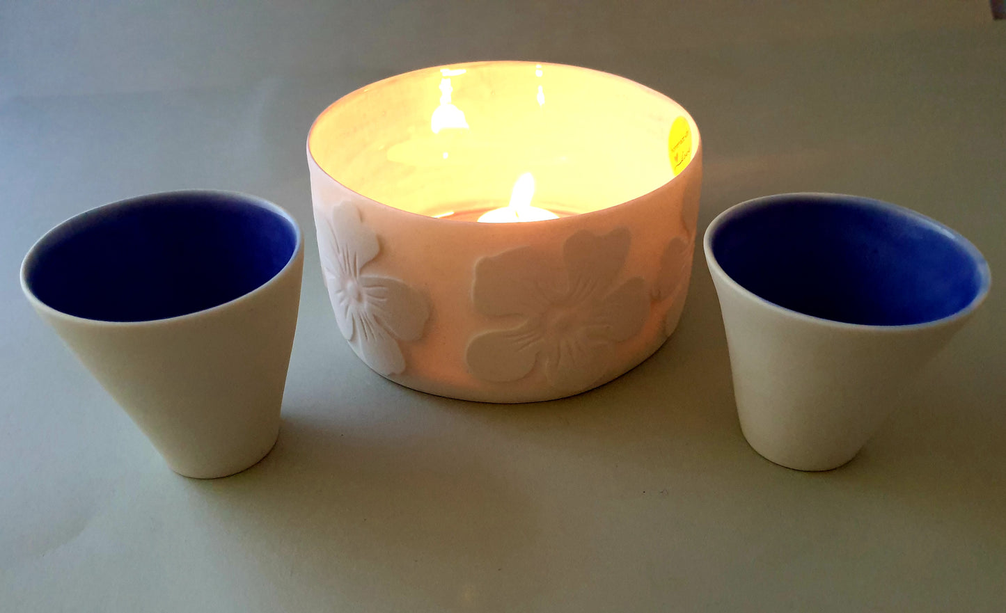 Porcelain dish with 2 cups.