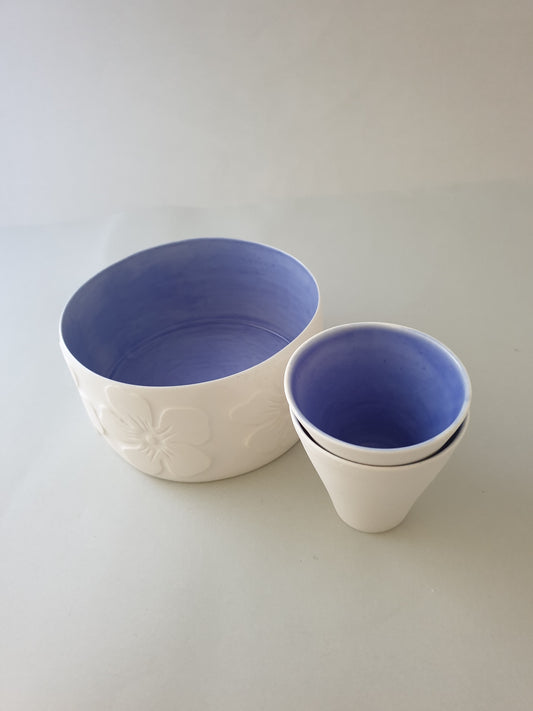 Porcelain dish with 2 cups.